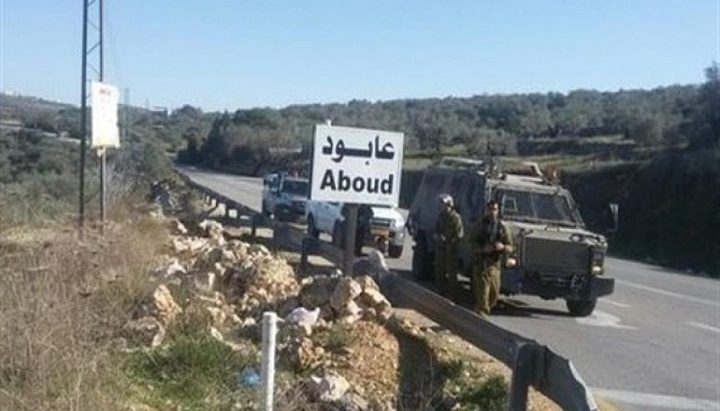 الاحتلال يغلق مدخلي عابود والنبي صالح ويطلق قنابل الصوت 